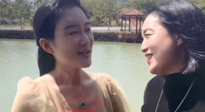 张纪中|张纪中娇妻晒视频，与好友白雪同框，翡翠项链赢的太容易了！