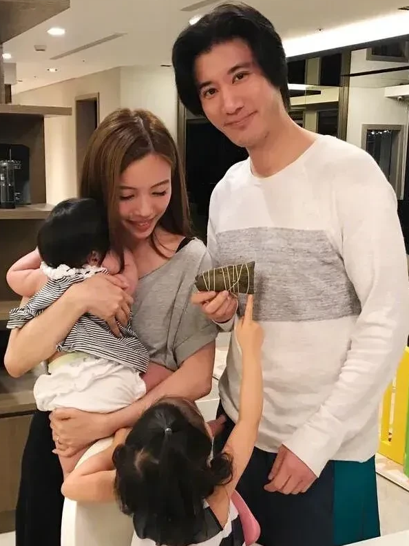 王力宏|王力宏的公关团队真强？出道26年的王力宏，只有2个代言解约？