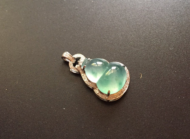 翡翠|收藏投资翡翠饰品，要注意好养护它的方法，别让它受到损伤