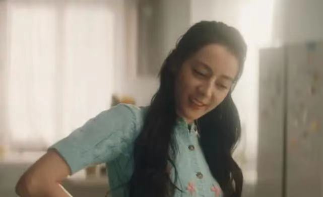 迪丽热巴|迪丽热巴拍戏为何仅露上半身，是下半身过于臃肿无法拍摄吗？