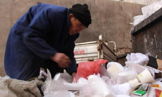 文物 拾荒老人捡7斤“铁棍”，卖了12000元，专家听闻后被气哭