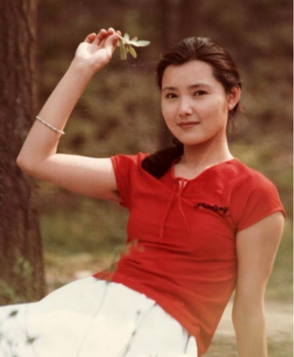 姜黎黎|“红牡丹”姜黎黎，68岁风韵犹存，晒与老公近照，女儿遗传了她的美貌