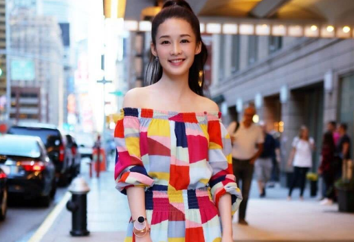 李沁|李沁的腿太好看了，当她两腿紧贴时，纤细度娱乐圈少见