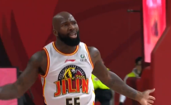 琼斯|51+12+7+3!琼斯连场爆发,带队升至第6,球迷:一个人打一队