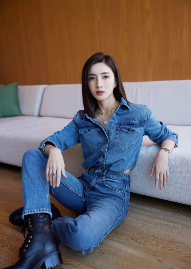 穿衣搭配|江疏影不愧是人间富贵花，穿衣可盐可甜好个性，尽显时尚少女感