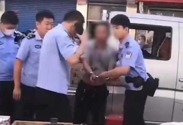 辽宁省 辽宁：48岁男子当街砍杀，致2死1伤，是什么样的仇恨令其如此疯狂？