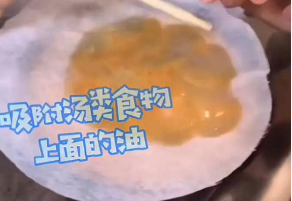 |龚俊为了减肥付出太多, 吃面要先用吸油纸，吃火锅不敢蘸油碟