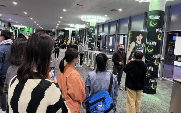 周琦|周琦效应！战袍多个尺码售罄，现场美女球迷云集：只为周琦而来