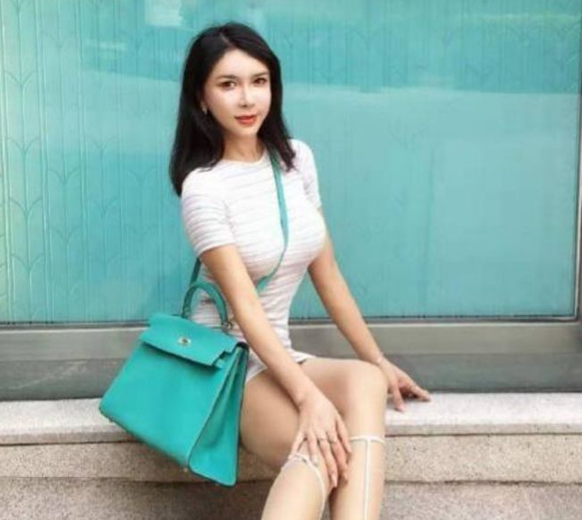 龚玥菲|当红女星沦为18线后,为“讨好”粉丝,只能穿这样的服装到处商演走穴!