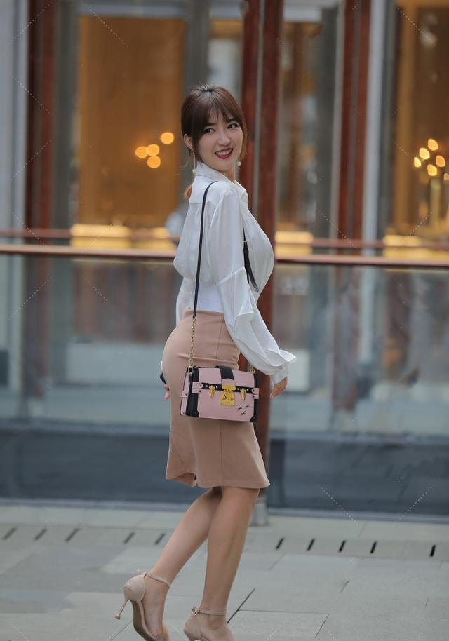 衬衫|通勤风怎么搭才好看？试试“开叉半裙+时髦白衬衫”，洋气又得体