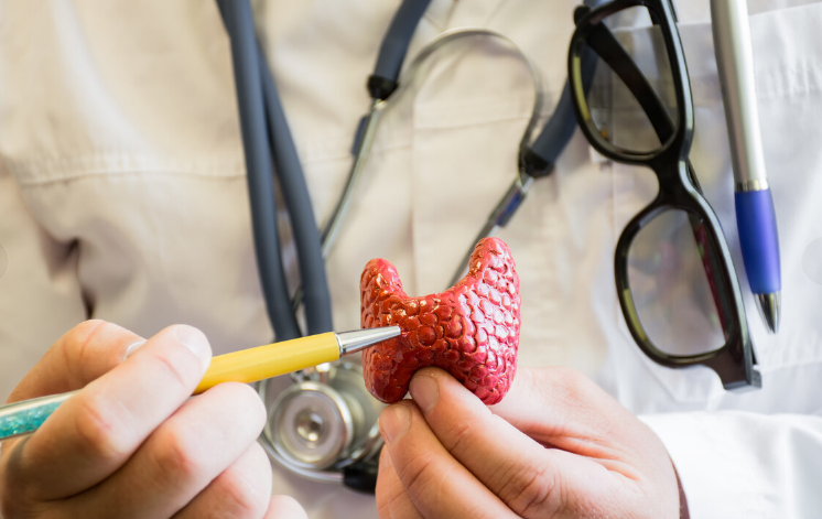 医生|45岁大哥，确诊甲状腺癌，手术两次遗憾离世，医生：2事是“罪魁祸首”