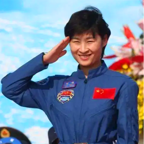 刘洋|中国首位女航天员刘洋近况，丈夫帅气露面，生活现状让人羡慕不已