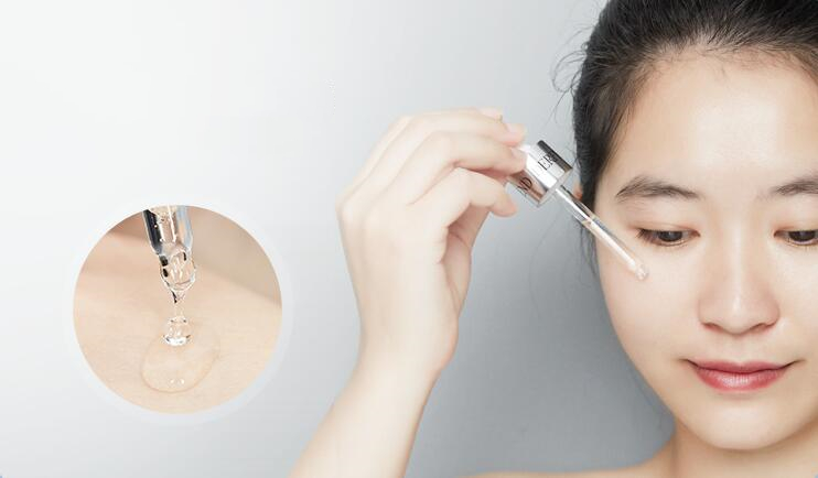 大衣|精华液可以直接上脸吗?小心长闭口又伤脸,赶快学正确的使用方法