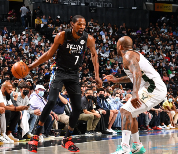 雄鹿隊|雄鹿拉垮真因找到了！非角色球員不行，而是偽巨星和超級巨星的差距