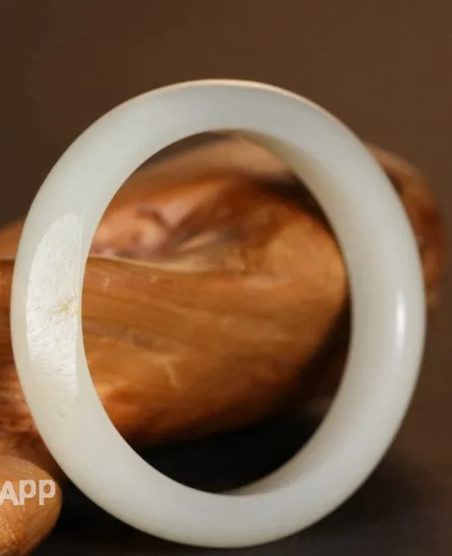 |200多万现金堆成山！只为买下一条手镯！