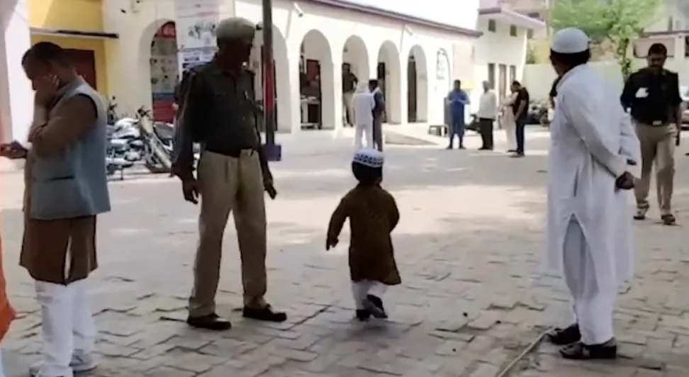 图说视界 就是没老婆！60厘米高的小伙怒了：国家必须给我找个妻子