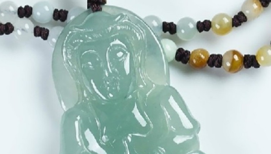 翡翠|翡翠要进行水养，泡久了会越泡越亮吗？这其中的道理又是什么？