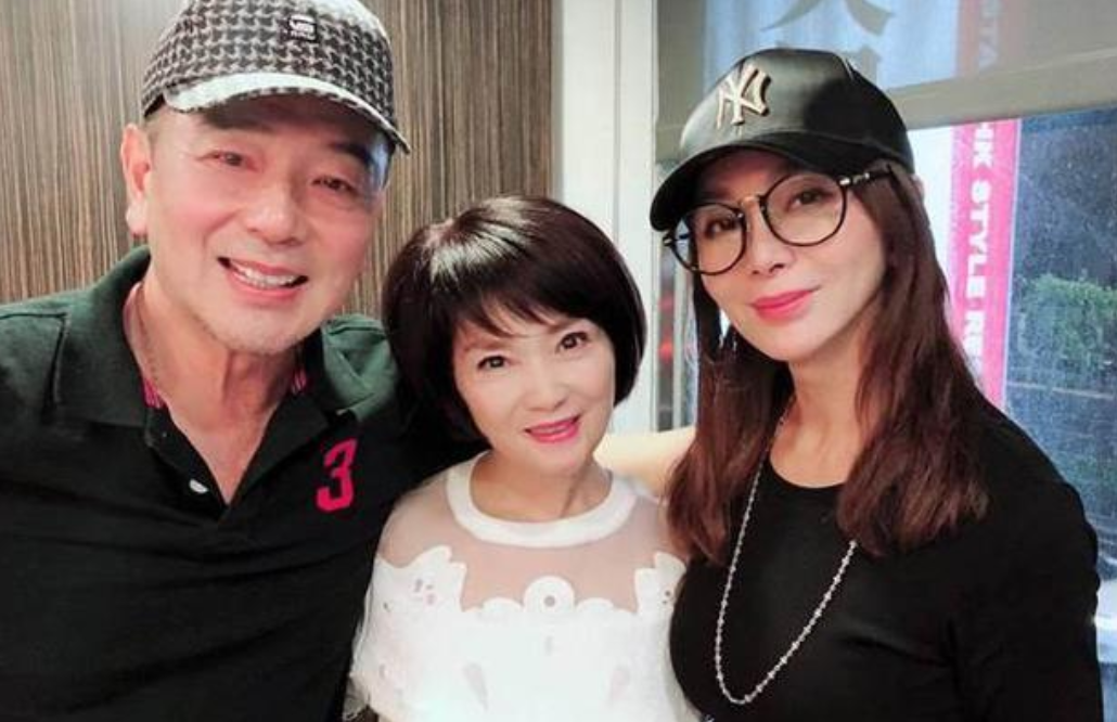 张晨光|张晨光出道37年，至今0绯闻，看了他妻子的照片后，真相大白！