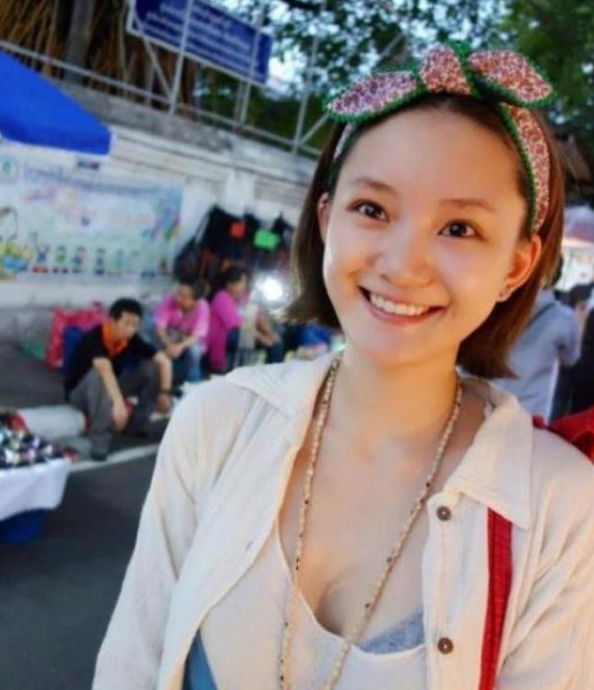 黄圣依|18岁靠老爸砸钱演女主，黄圣依都给她作配，35岁老爸公司破产后成柜姐