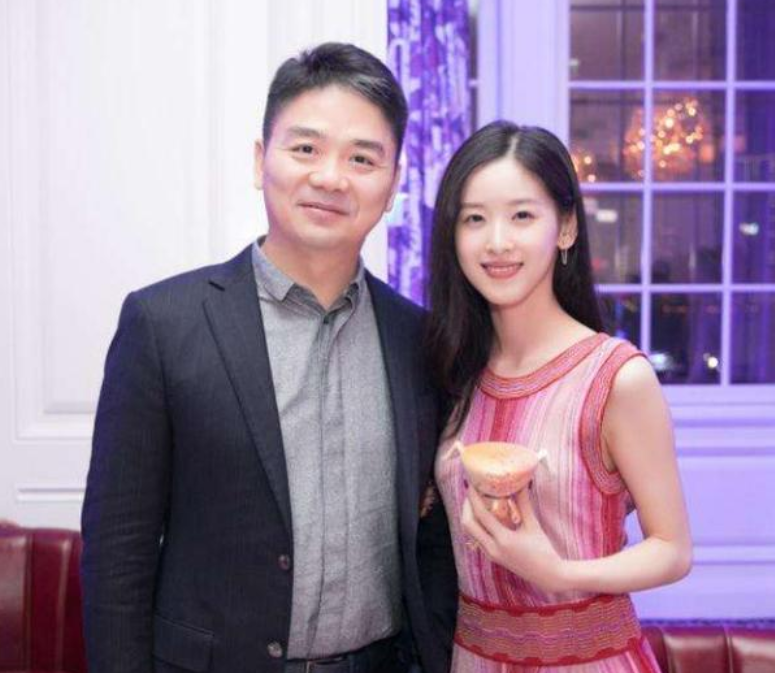 刘德华|比刘强东大5岁的丈母娘长啥样？比章泽天惊艳，网友：自闭了！