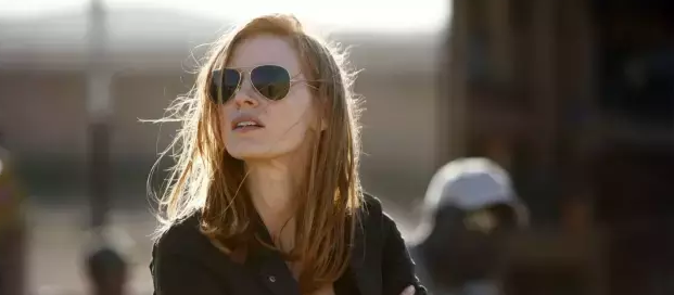 斯隆女士|《斯隆女士》,既残酷又热血的职场大作,国内职场剧比之黯然失色