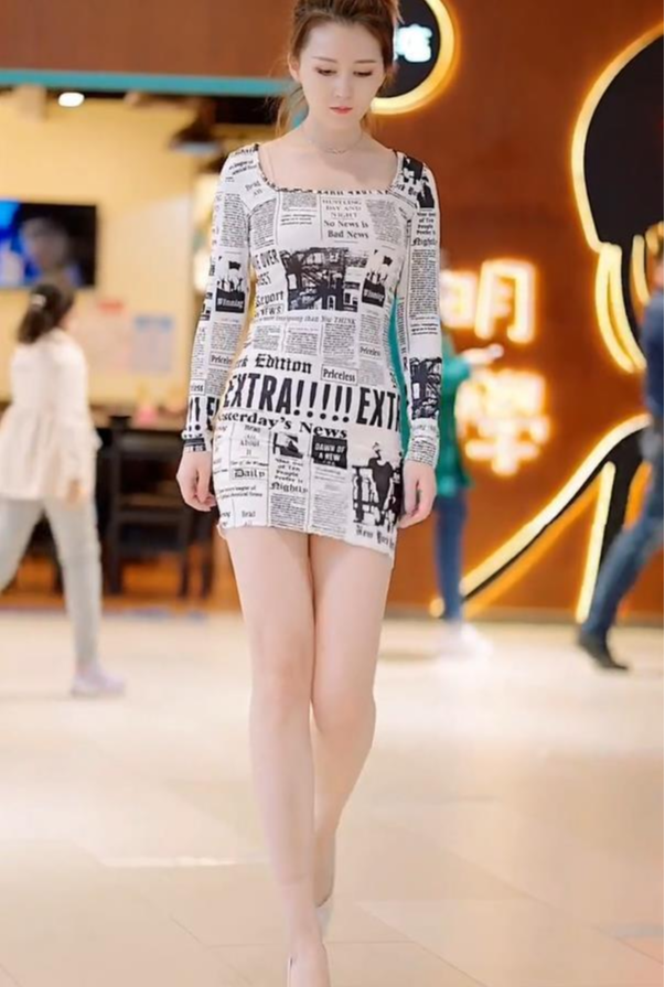 花团锦簇 另类风格的“报纸裙”造型,轻松吸引路人回头