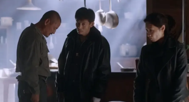 吴京|44岁的余皑磊,拍摄受伤露出八块腹肌,差点抢走了吴京的风头