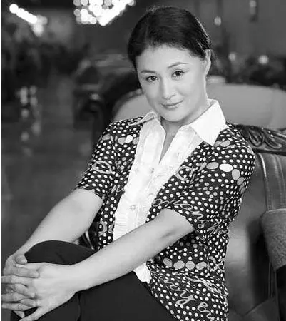 于月仙 张学松称会照顾老婆的娘家人，墓碑上加自己名字网友：遗产给娘家人？