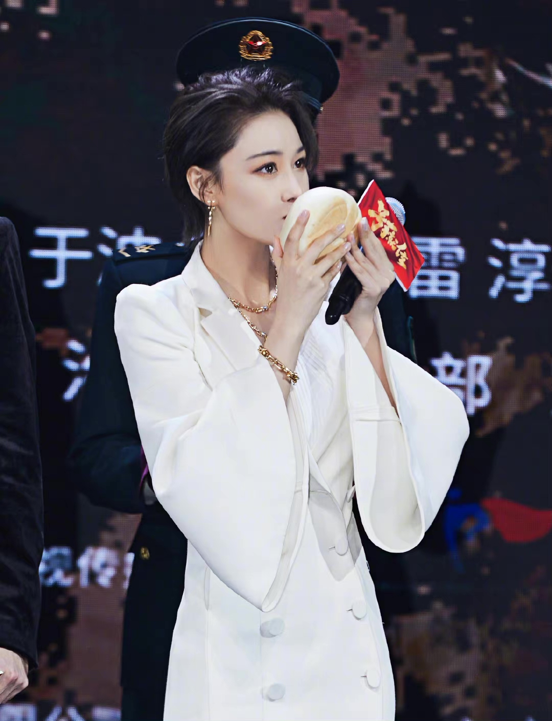 张馨予|张馨予出席活动一直摸小腹，被网友猜测怀孕，本人发文回应：因馒头吃太多