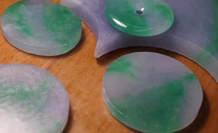 依沐翡翠 为什么有的玉石很难造假？我们来了解一下是哪些，以及原因