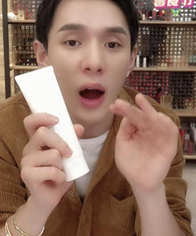 洗面奶|赵露思晒出“自用”洗面奶，堪称SKII平替，李佳琦：用后干净清爽