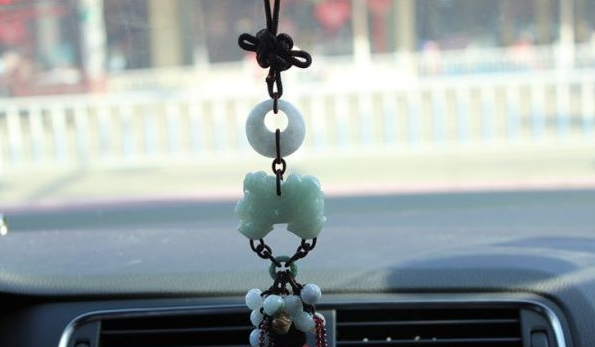 翡翠|翡翠车挂要怎么选？有哪些好风水的题材呢？