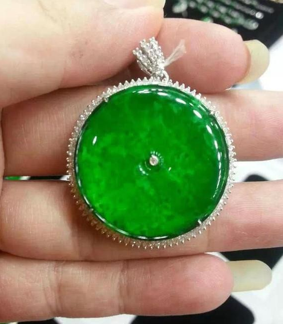 |并不是所有绿翡翠都值钱！铁龙生翡翠和干青翡翠，千万别弄混