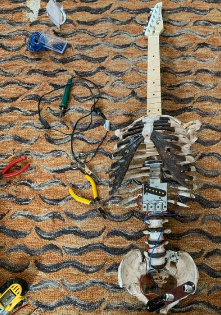 前方社会冲锋号 美国摇滚歌手用舅舅的尸骨做了把电吉他