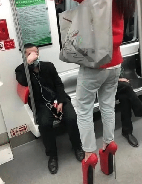 |把自己嫁出去了还不开心吗？这不科学啊，难不成你这是被逼婚的？