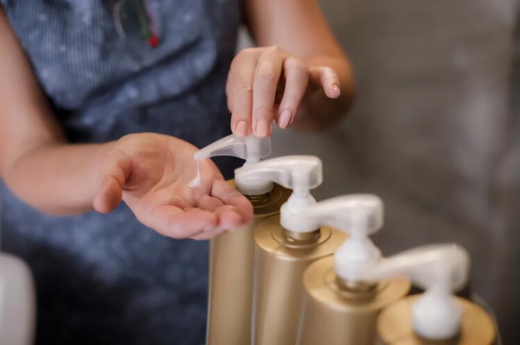 洗发水|三种被拉入“黑名单”的洗发水，起屑出油还掉发，不少人仍在使用