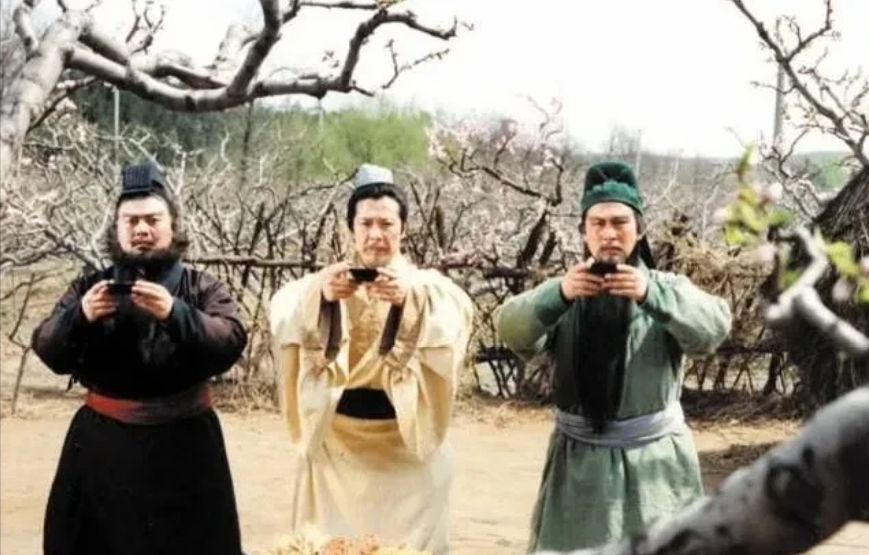 新晋宝妈育儿记|《三国演义》拍摄时，刘关张去地里偷玉米被抓，曹操花钱将他们“赎”回来