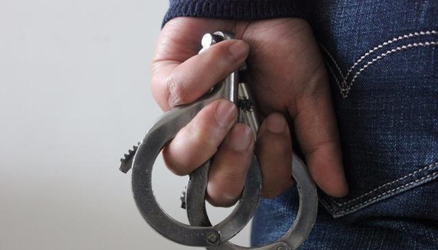 阿斌旳糖果屋 妻子被人调戏，丈夫阻止反遭追砍：男人履行职责，法律降下正义