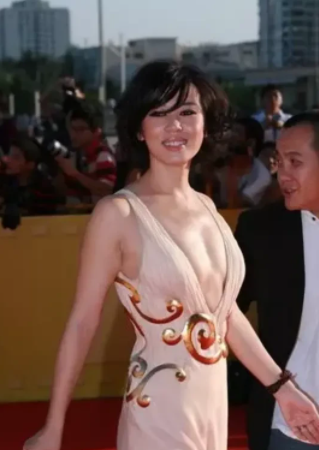 余男|44岁的余男真敢穿，深V礼服到腰玩性感。旁边的黄渤沦为背景墙。