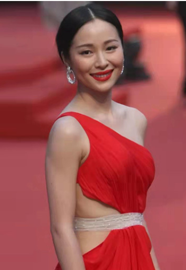 江一燕|江一燕和刘亦菲一起参加活动，两人造型不同引起了网民的关注和热烈讨论