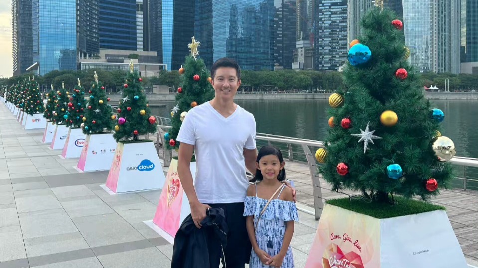 卡梅隆|立威廉7岁女儿身高已超爸爸腰部，父女俩圣诞树旁合照欢庆佳节