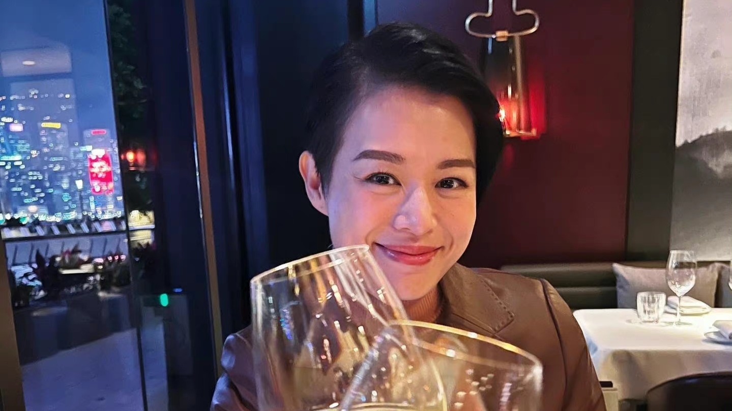 电影|胡杏儿与老公举杯共庆结婚7周年，盼铜婚像铜一样不会生锈