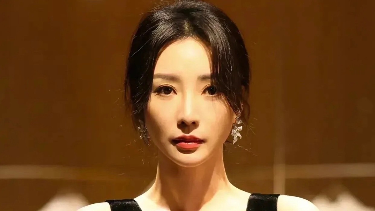 柳岩|柳岩黑银蝴蝶礼服明艳招人，秀出完美性感身材，火辣至极