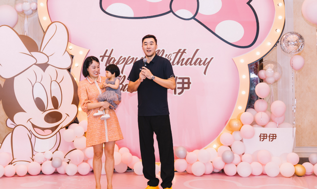 欧美明星|世界冠军赵芸蕾为女儿庆生!妆容精致打扮贵气,双腿跪草坪上大笑