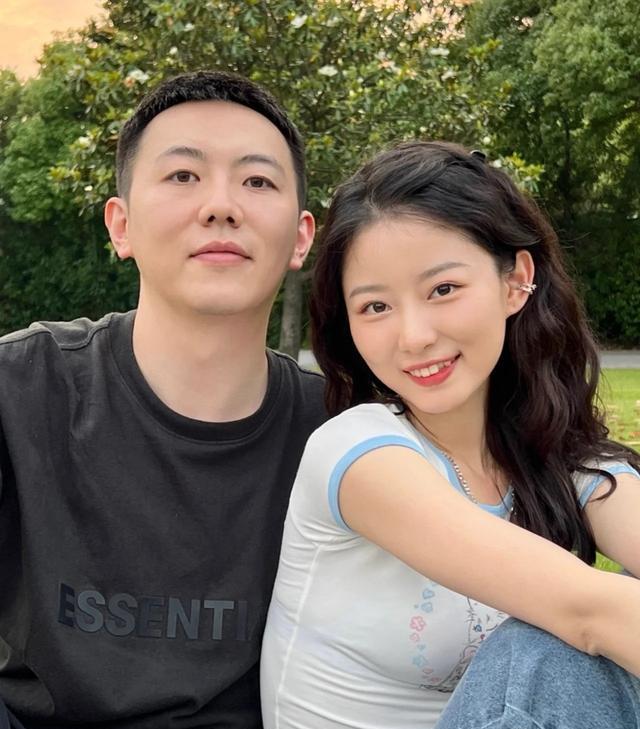 |陆莹和赵亚楠公园约会，手牵手非常甜蜜，莫非帮忙拍照