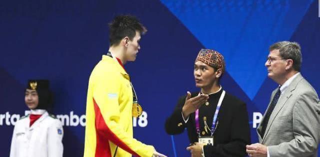 孙杨|挑事无疑！反手升错国旗却不见刘国梁发声，网友说若孙杨在早火了