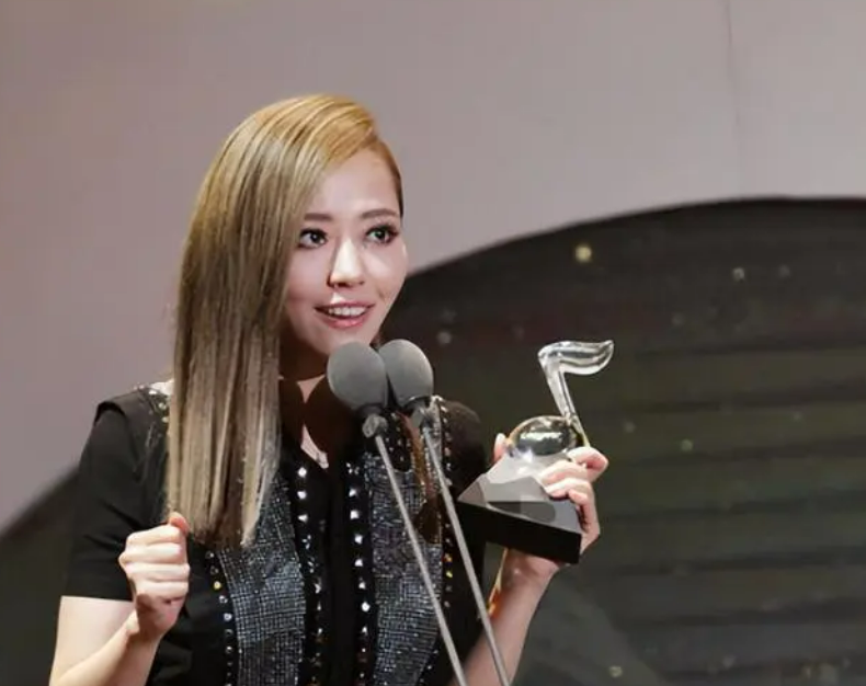 张靓颖|张靓颖离婚净身出户，被前夫卷走6亿，与其曾相爱15年