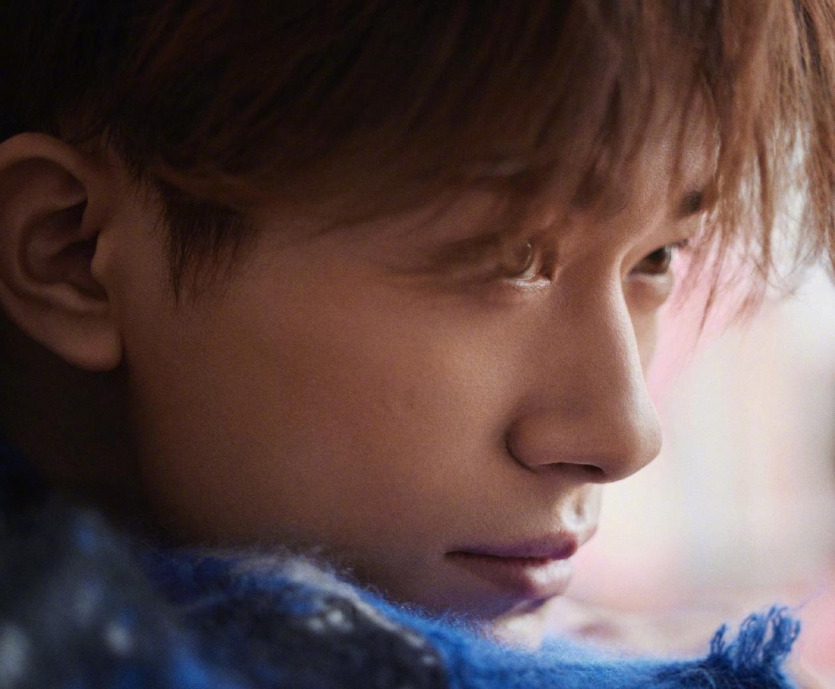 王俊凯|TFBoys的新年照太破防!王俊凯王源穿西装秀默契,虎年春晚不合体