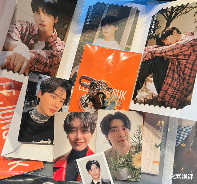 李钟硕|李钟硕举办粉丝见面会,亲自检票发放应援棒,鞠躬打招呼很有礼貌