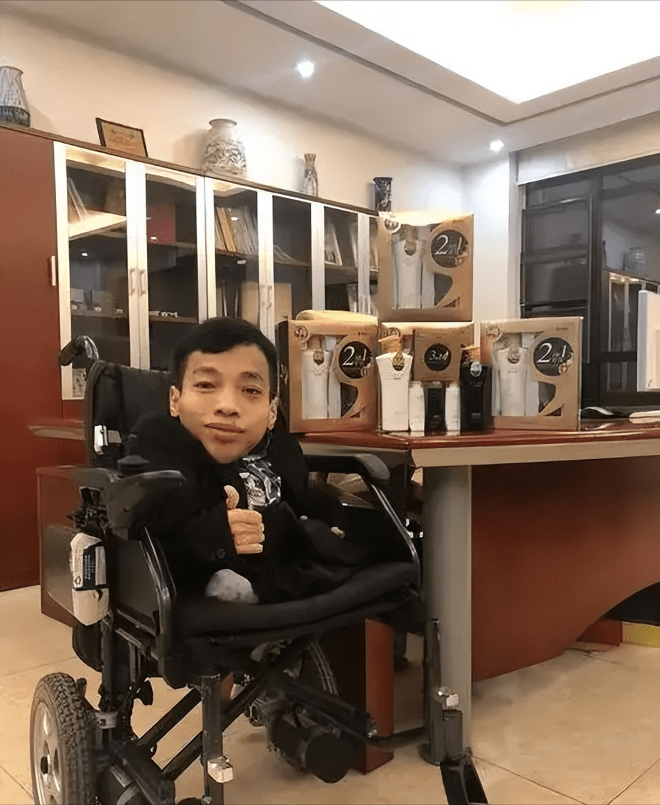 “轮椅总裁”李创利:身高不到一米娶一米七秘书,今儿子比他还高
